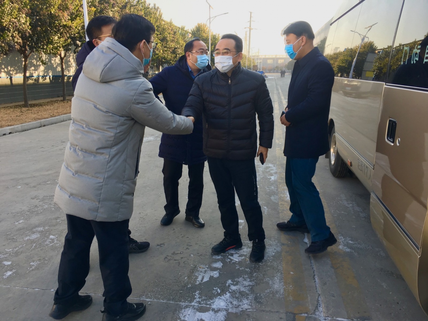 兖州区委书记王宏伟等区领导调研慰问bat365中文官方网站一线职工